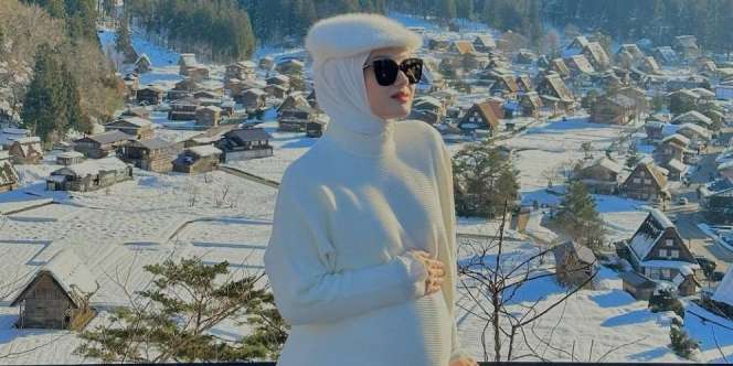 Potret Style Dinda Hauw Pamer Baby Bump di Jepang