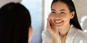 4 Cara Tepat Membersihkan Heavy Makeup Tanpa Bikin Kulit Iritasi