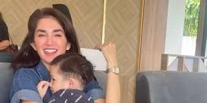 Sikap Lucu Putra Ussy Saat Cemburu, Ibunya Tak Boleh Cium Sang Ayah
