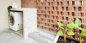 Laundry Room Semi Outdoor Ditata Apik dengan Tembok Roaster