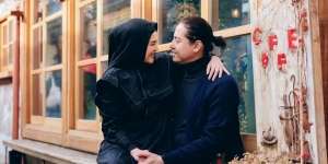 Selalu Kompak! Gaya Couple Cut Meyriska dan Roger Danuarta dengan Outfit Warna Baige