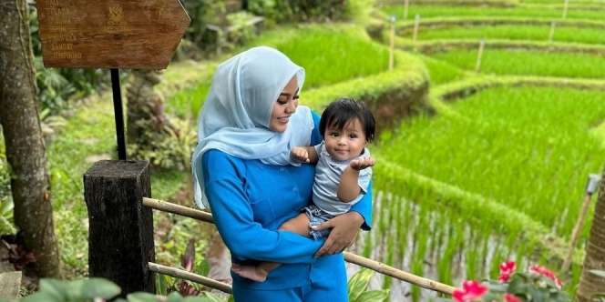 Santai Main Bareng Anak, Kaus Oblong Sederhana Aurel Hermansyah Ternyata Dibanderol Rp14 Juta