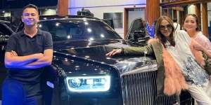 Tiba di Tanah Air, Bunda Corla Naik Mobil Rolls Royce Raffi Ahmad Jadi Sopirnya 