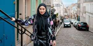 Pakai Leather Pants Terlihat Feminin, Intip Gaya Pengusaha Skincare Ini