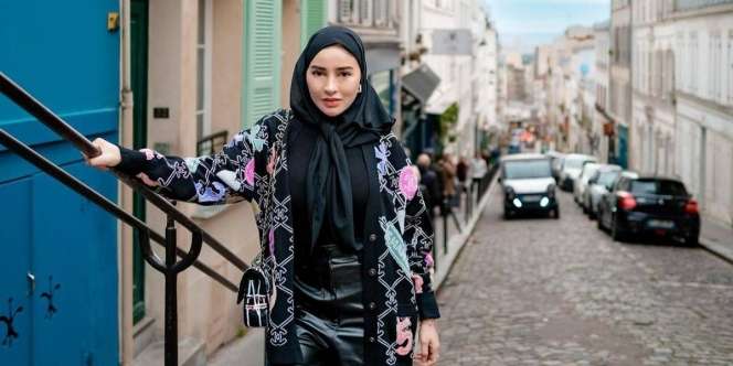 Pakai Leather Pants Terlihat Feminin, Intip Gaya Pengusaha Skincare Ini