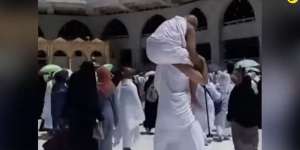 Haru! Pria Gendong Ayah di Pundak Saat Menjalani Umroh