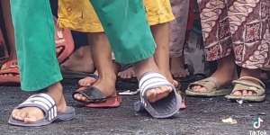 Momen Lucu Sandal Warga Nempel di Aspal Underpass Dewi Sartika Depok Saat Peresmian