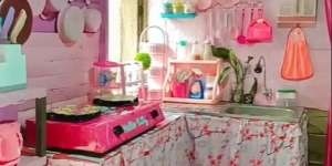 Dapur Dinding Kayu Serba Pink, Ditata Super Rapi