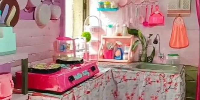 Dapur Dinding Kayu Serba Pink, Ditata Super Rapi