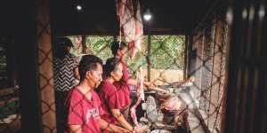 3 Alasan Daging Kambing di Warung Sate Selalu Digantung
