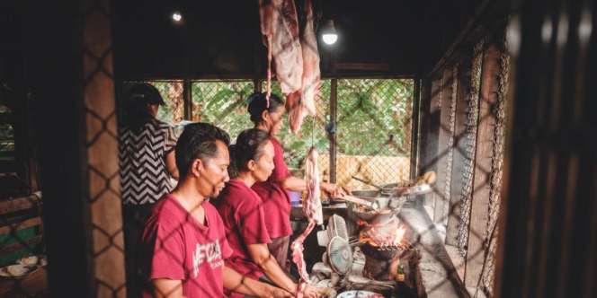 3 Alasan Daging Kambing di Warung Sate Selalu Digantung