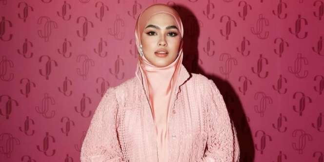 Trik Tampilan Clean Look dengan Pashmina Satin, Cocok untuk Kondangan