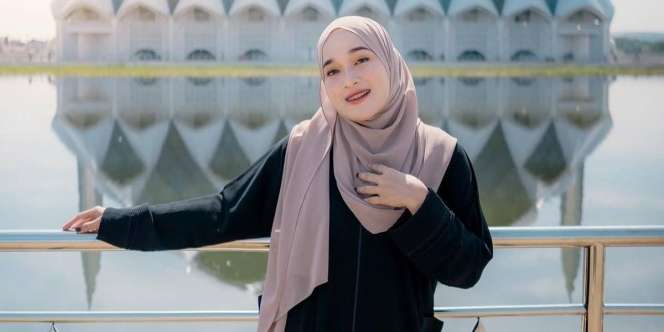 Anggunnya Ririe Fairus Berbalut Gamis Hitam Berlatar Masjid Al Jabbar