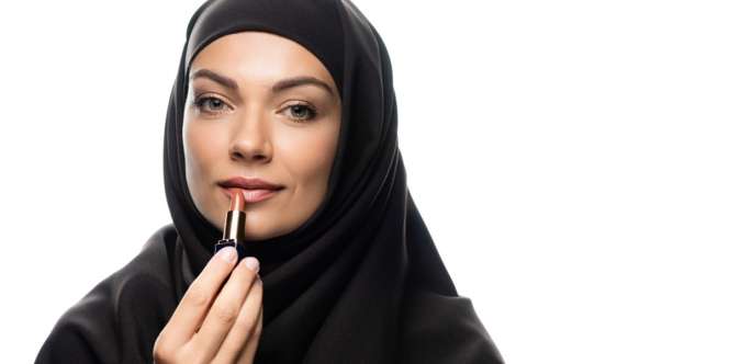 Ubah Warna Lipstik dari Bold ke Nude Tanpa Menghapus Seluruh Warnanya
