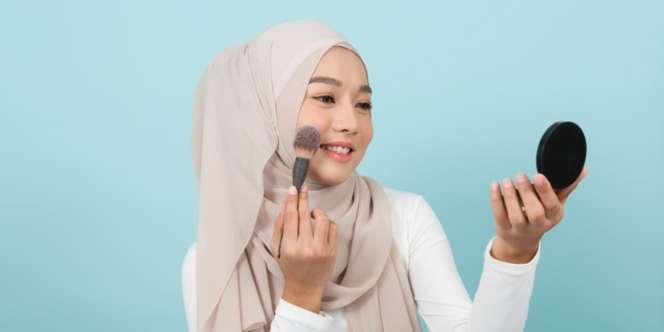 Makeup Hancur di Sekitar Smile Lines? Begini Trik MUA Mengakalinya