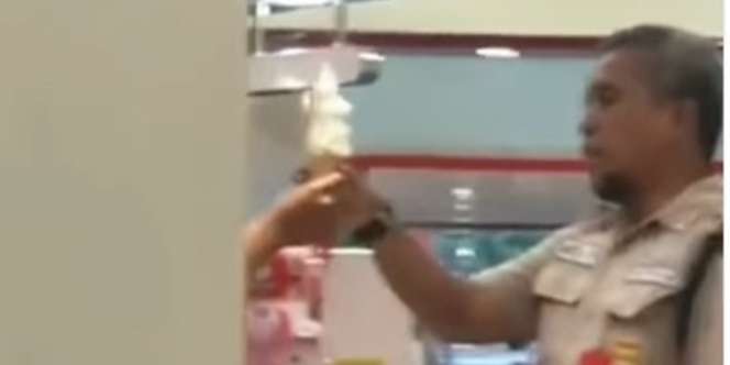 Viral Video Satpam Jajani Es Krim Pengamen Cilik, Banjir Pujian