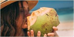 7 Arti Mimpi Minum Air Kelapa yang Melambangkan Kebaikan dalam Hidup