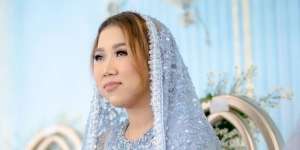 Penuh Kristal, Lihat Gamis Anggun Kiky Saputri di Acara Pengajian
