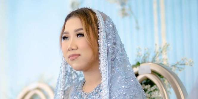 Penuh Kristal, Lihat Gamis Anggun Kiky Saputri di Acara Pengajian