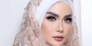 Krisdayanti Tampil Manis dan Elegan Saat Berhijab