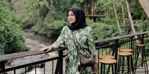 Aurel Berpose Natural dengan Tas Hermes, Harganya Wow Banget!