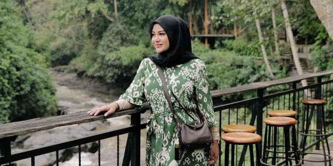 Aurel Berpose Natural dengan Tas Hermes, Harganya Wow Banget!