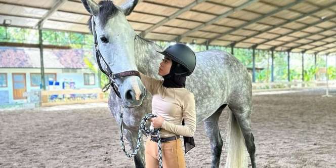 Lesti Kejora Jajal Berkuda, Tampil Langsing dengan Outfit Keren