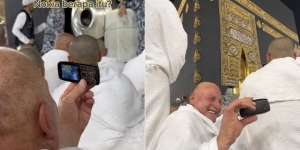 Jemaah Rekam Momen Depan Kabah Pakai Ponsel Nokia Jadul, Ekspresi Bahagia Mengalahkan Segalanya