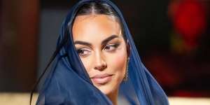 Pakai Scarf Organza, Pasangan Cristiano Ronaldo Bergaya ala Perempuan Timur Tengah