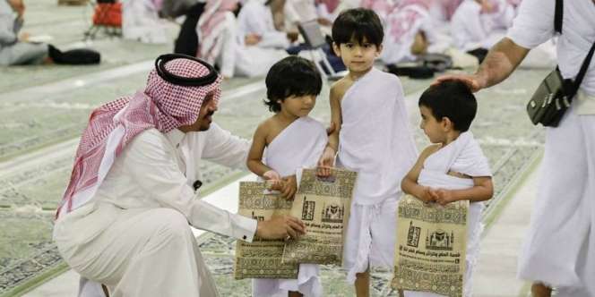 Bikin Hati Hangat, Dimanjanya Para Jemaah Anak di Baitullah
