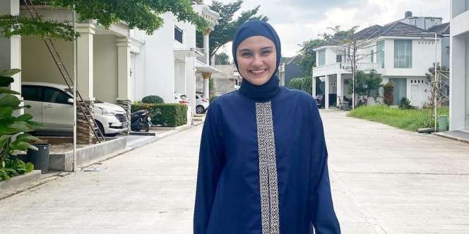 Gaya Kasual Zee Zee Shahab dalam Balutan Abaya Bidong
