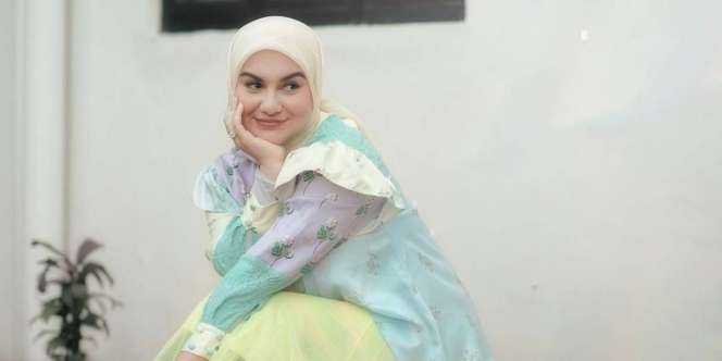 Hijab Tetap Rapi Saat Aktivitas Seharian dengan Trik Irish Bella