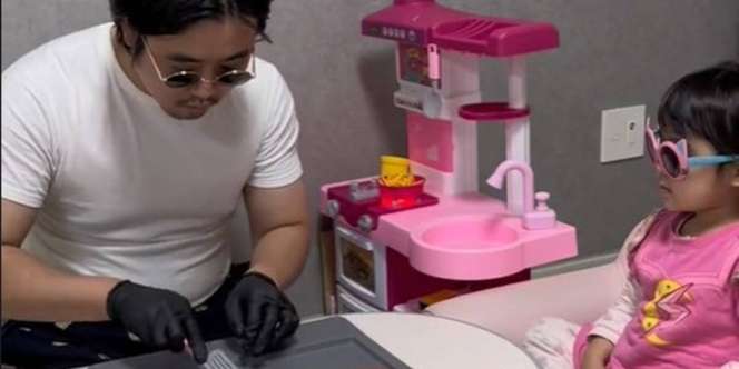 Tiru Salt Bae, Ayah Totalitas Main Masak-Masakan Bareng Putrinya
