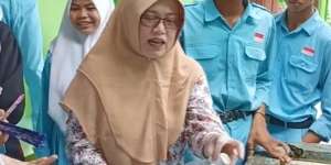 Ingatkan Muridnya Bahaya Rokok, Guru Ini Punya Cara Tak Biasa