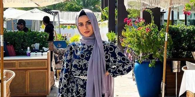 Padukan Dress dan White Boots, Tengok Oufit Seru Hijaber Dubai 