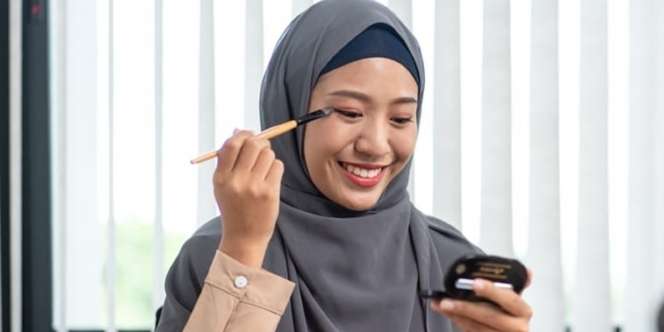 Buat Mata Tampak Panjang dan Bulat dengan Teknik Baur Eyeshadow