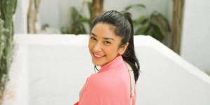 Pose dengan Gaun Mewah, Tubuh Mengkilap Fanny Ghassani Bikin Salfok