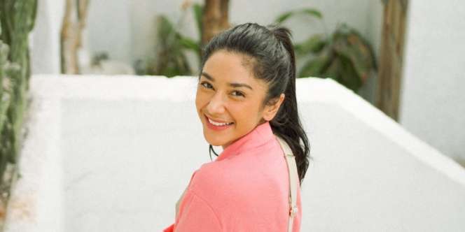 Pose dengan Gaun Mewah, Tubuh Mengkilap Fanny Ghassani Bikin Salfok