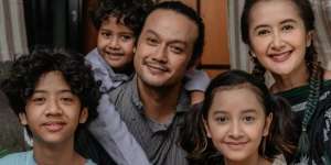 Merakyat Banget, Dwi Sasono Ajak Anak Makan di Warteg