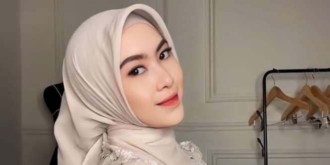 Clean Look Kerudung Segi Empat untuk Acara Formal