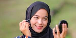 Begini Cara Membuat Eyeliner Tampak Lebih Pekat