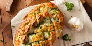Ngidam Makanan Gurih? Buat Cheesy Garlic Bread dengan Bahan Sederhana