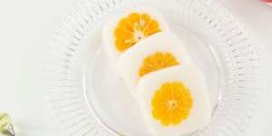Buat Puding Jeruk Estetik dengan Gelas dan Sedotan