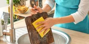 Kitchen Hack: Trik Talenan Hitam Jadi Bersih Pakai 3 Bahan Dapur
