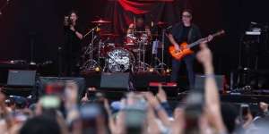 FOTO: Band Cokelat Tampil Jadi Band Pembuka Konser Sheila On 7 Tunggu Aku di Jakarta