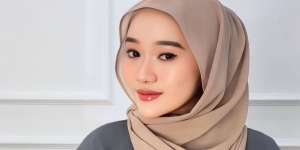 Sedang Hits, Styling Pashmina 'Letoy' untuk Jalan-Jalan Santai