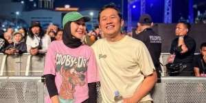 Gaya 10 Artis Nonton Konser Sheila On 7, Nia Ramadhani Dipuji Paling Cantik & Keren Abis!
