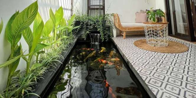 Teras dengan Kolam Ikan Mini Bisa Jadi Sudut Lepas Penat