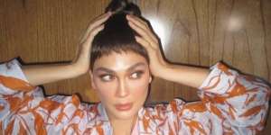 Style Luna Maya Jadi Lady CEO, Berbalut Blazer Two Tone 