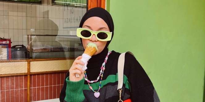 Ingin Hangout Pakai Warna Green Neon? Tengok Gaya Tantri Namirah